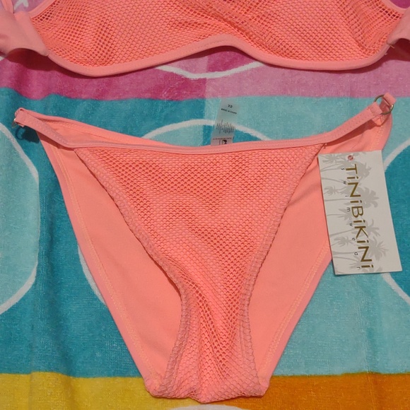 Bikini - Picture 3 of 4